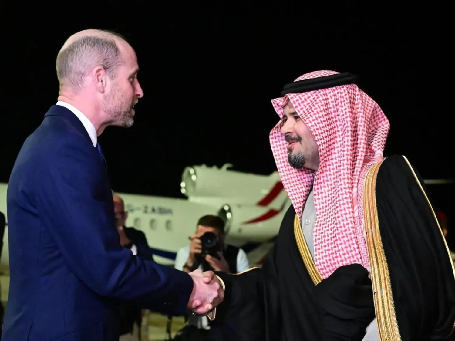 الأمير سلمان بن سلطان مستقبلاً الأمير ويليام في مطار العلا الدولي الثلاثاء (واس)