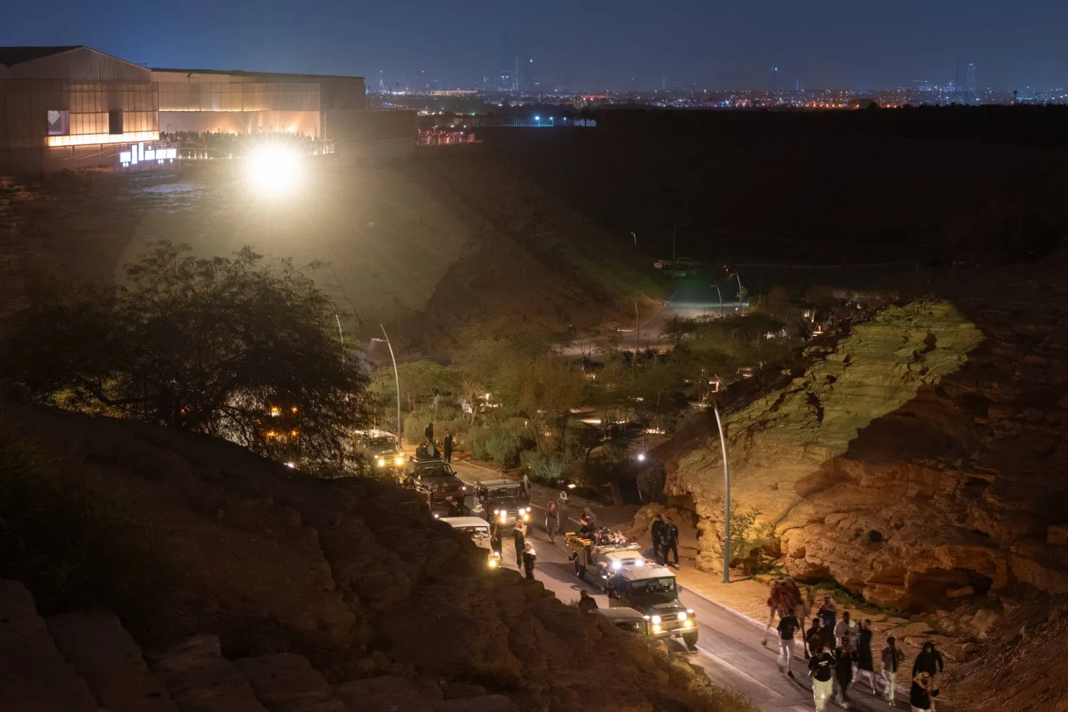 في «طي الخيام» قافلة حديثة تعبر وادي حنيفة بالرياض (مؤسسة بينالي الدرعية)