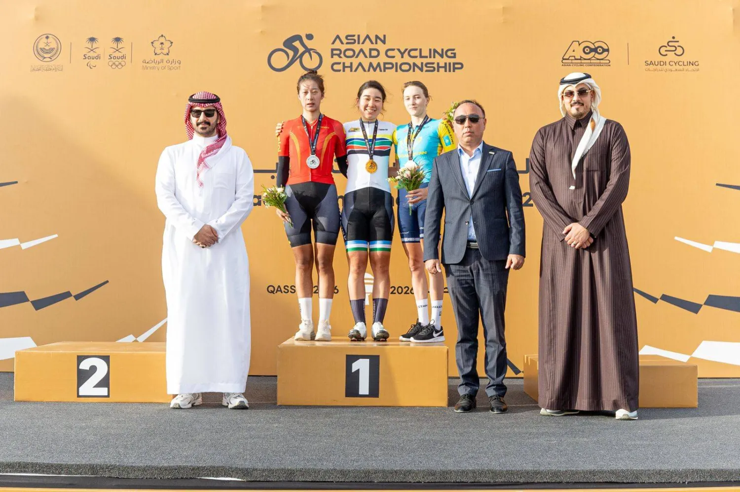 رئيس الاتحاد السعودي للدراجات عبد العزيز الشهراني يتوّج الفائزين (الاتحاد السعودي للدراجات)