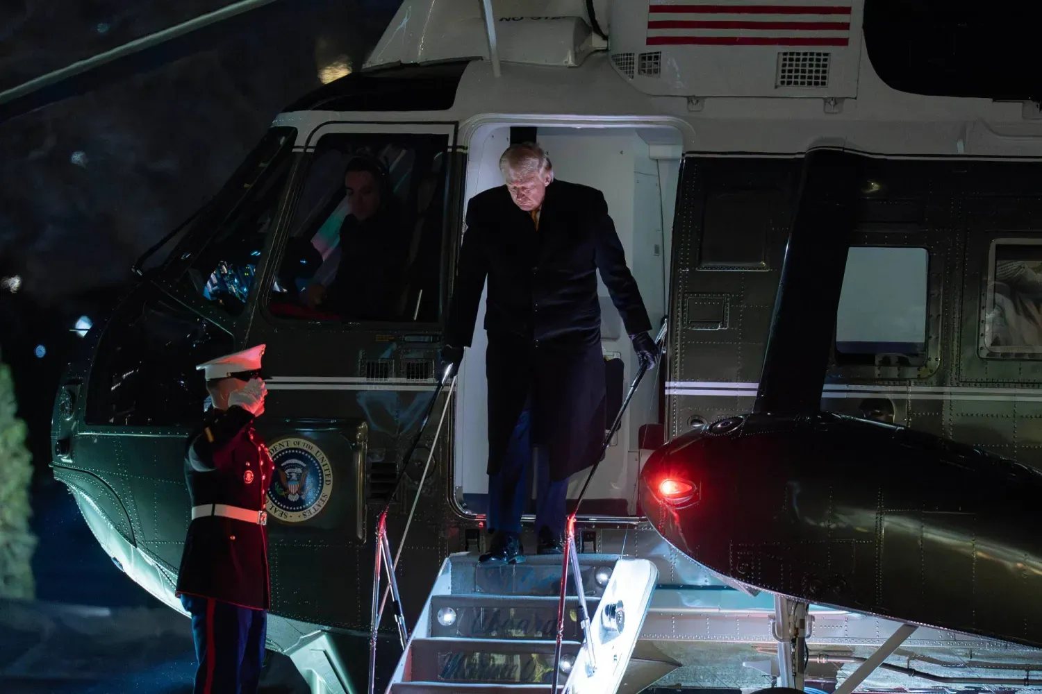 ABD Başkanı Donald Trump, pazartesi sabahı Beyaz Saray’ın Güney Bahçesi’ne varışında başkanlık helikopteri Marine One’dan inerken. (AFP)