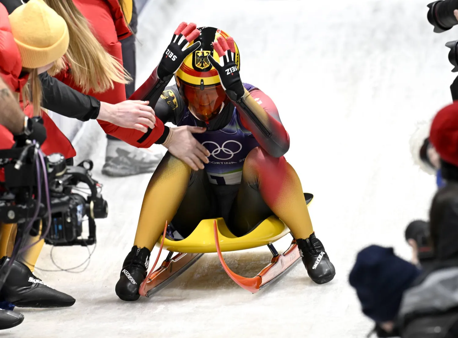 الألمانية جوليا تاوبيتز تحتفل بفوزها بذهبية الزحافات الظهرية (إ.ب.أ)