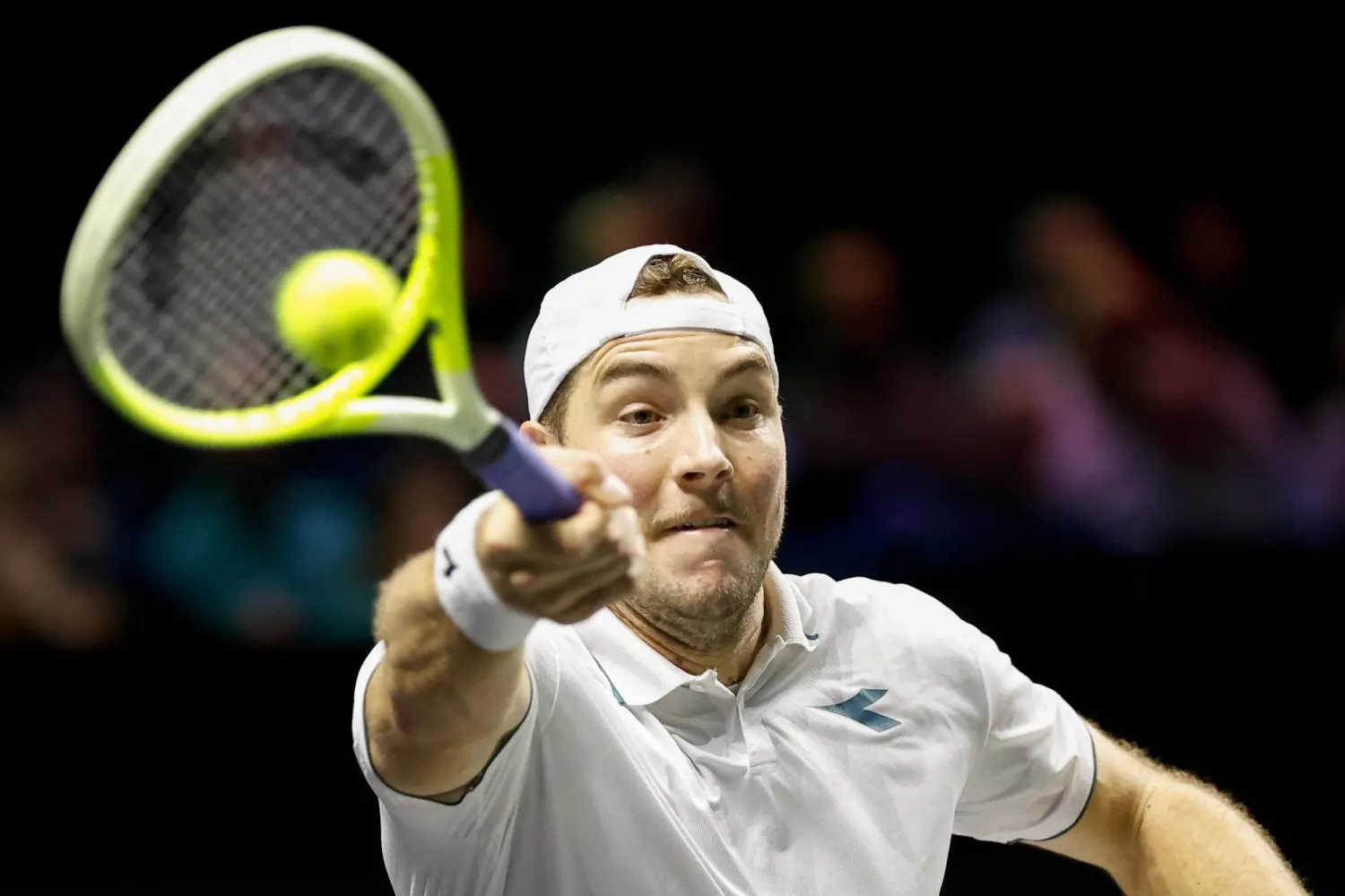 الألماني يان لينارد شتروف يتألق في روتردام (إ.ب.أ)