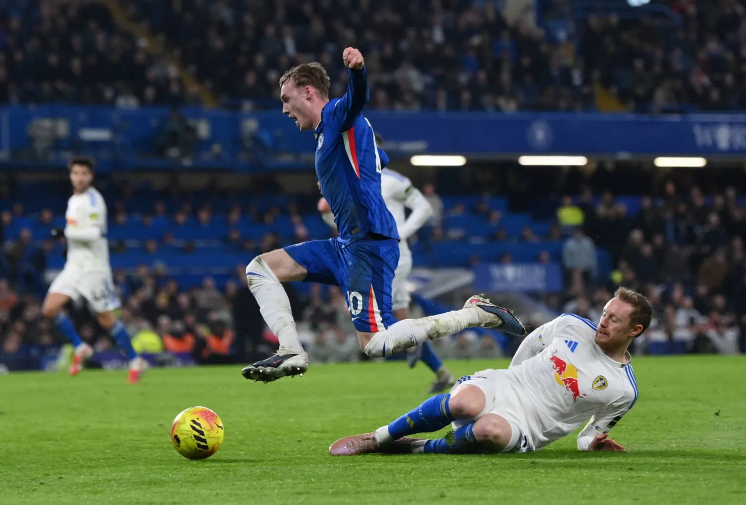 تشيلسي اكتفى بالتعادل مع ليدز 2-2 (رويترز)