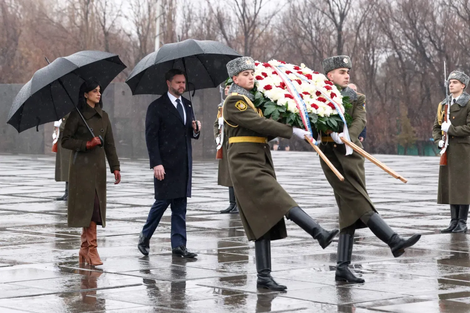 ABD Başkan Yardımcısı JD Vance ve eşi Usha Vance, 10 Şubat 2026'da Ermenistan'ın Erivan kentindeki Ermeni Soykırımı Anıtı'nı ziyaretleri sırasında çelenk bırakma törenine katıldı (AFP)