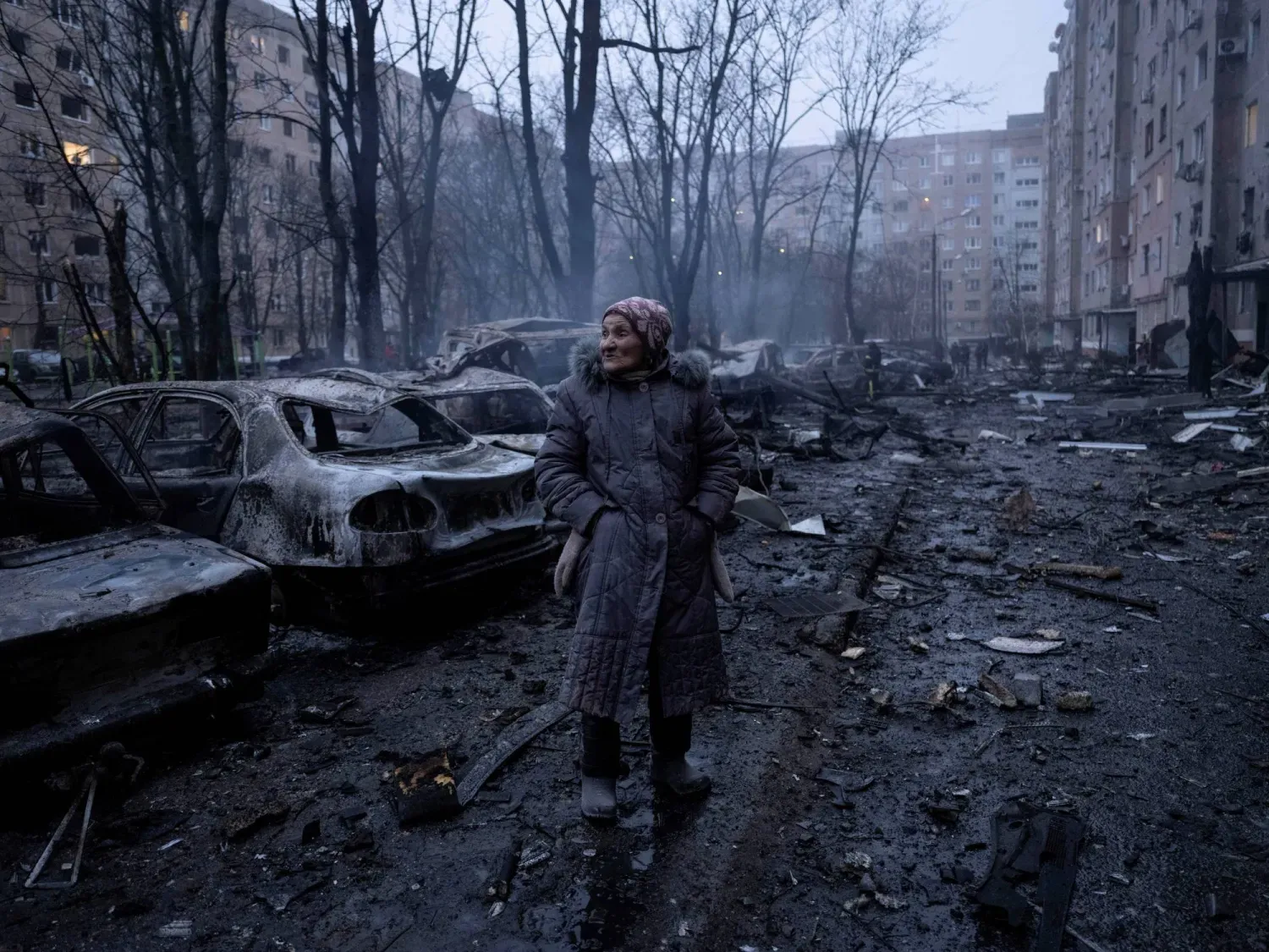 Ukraynalı bir kadın, 8 Şubat 2026'da Donetsk'in Kramatorsk kentindeki yıkımın ortasında yürüyor (Reuters)