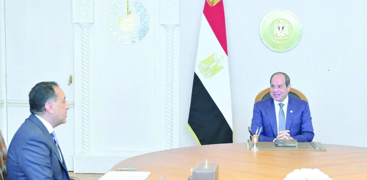 الرئيس المصري عبد الفتاح السيسي يتشاور مع رئيس الوزراء مصطفى مدبولي بشأن التعديل الحكومي الجديد (الرئاسة المصرية)