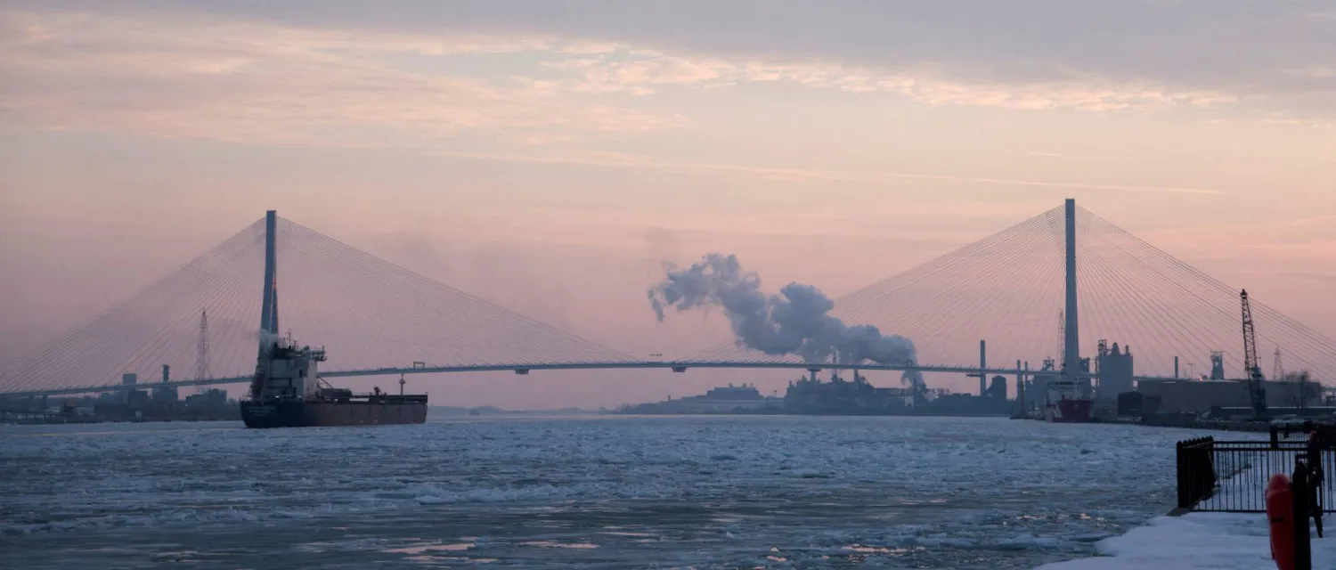 الجسر الذي يحمل اسم لاعب الهوكي الكندي الراحل غوردي هاو والذي يربط مقاطعة أونتاريو الكندية بولاية ميشيغان الأميركية (رويترز)