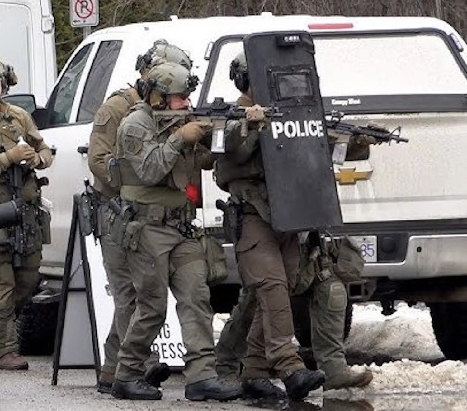 رجال الشرطة في محيط حادث إطلاق نار في منطقة تومبلر ريدج بمقاطعة كولومبيا البريطانية الكندية (متداولة)