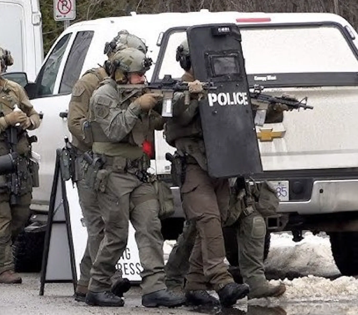 Kanada'nın Britanya Kolombiyası eyaletindeki Tumbler Ridge bölgesinde meydana gelen silahlı saldırıda olay yerindeki polis memurları (dolaşımda)    