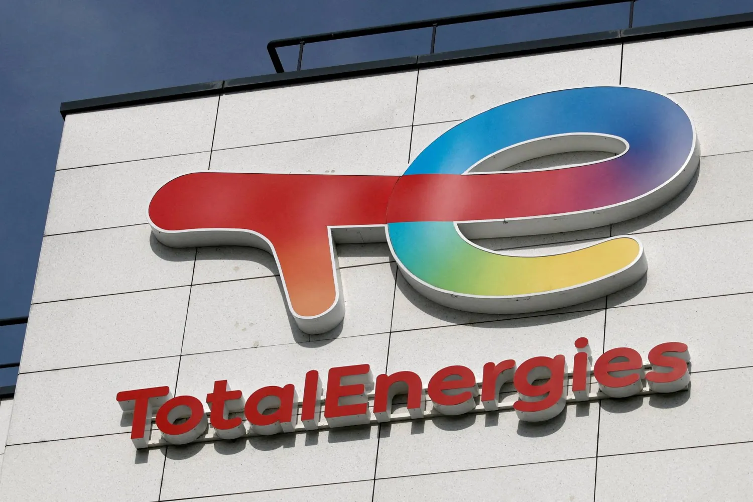 FILE PHOTO: The logo of French oil and gas company TotalEnergies is seen on a building in Rueil-Malmaison, near Paris, France, April 14, 2025. REUTERS/Stephanie Lecocq/File Photo
