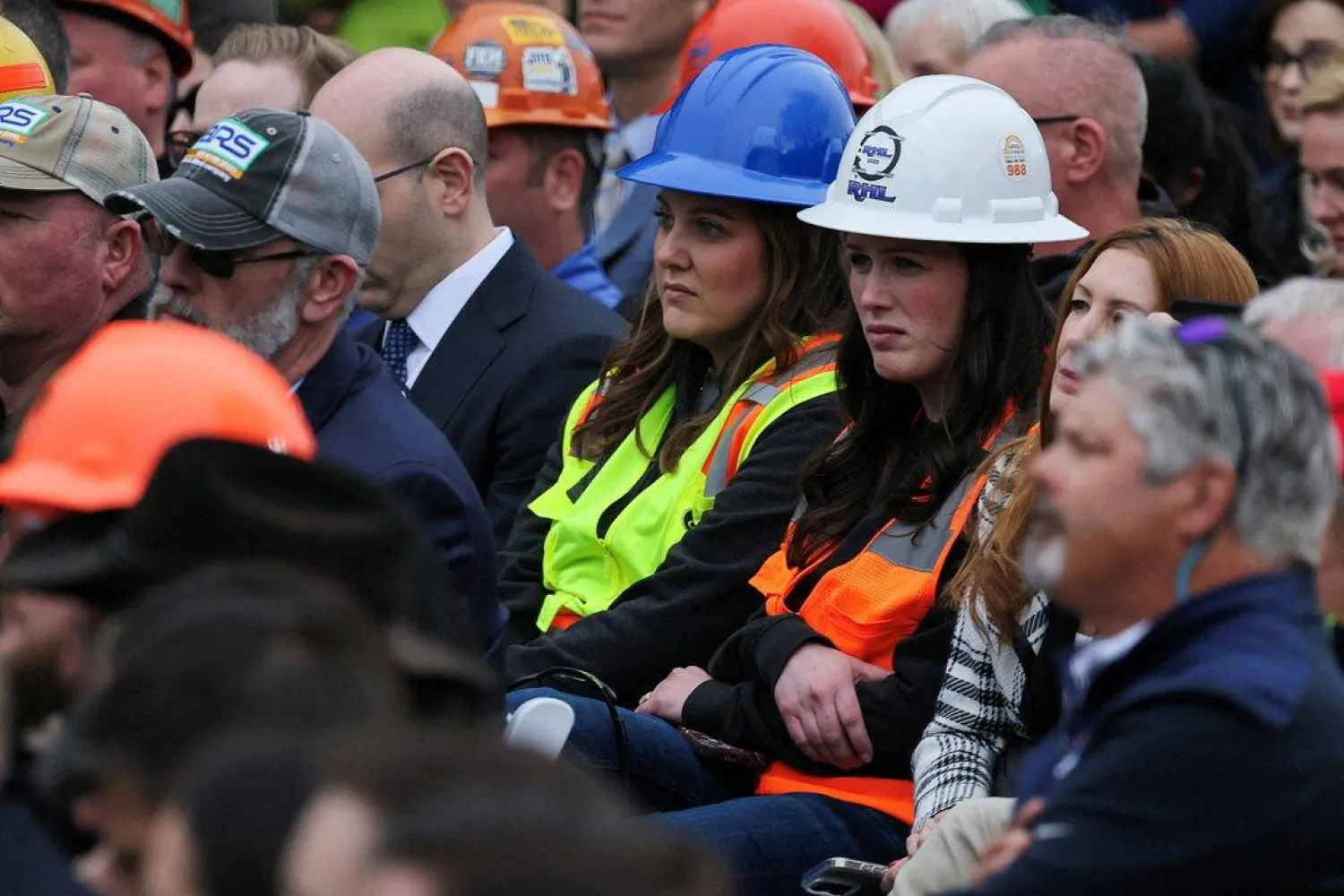 عمال يستمعون للرئيس الأميركي دونالد ترمب حول التعريفات الجمركية في البيت الأبيض بواشنطن 2 أبريل 2025 (رويترز)