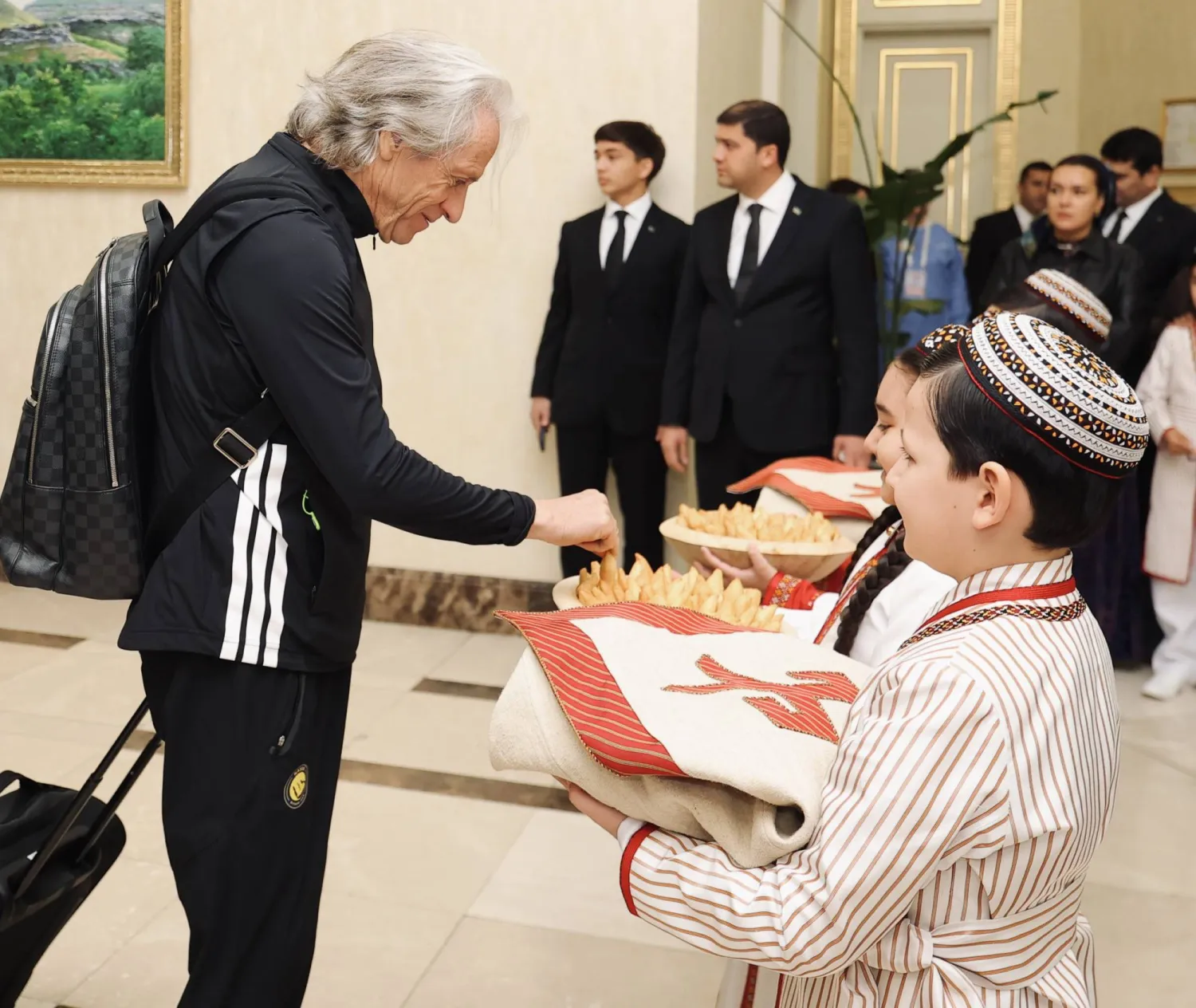 خيسوس يتناول بعض المعجنات عقب وصوله إلى عشق آباد الثلاثاء (نادي النصر)