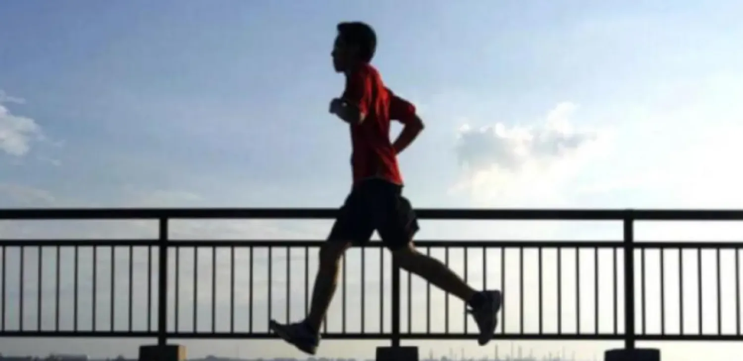 التمارين الهوائية مثل الجري والسباحة هي الأكثر فاعلية في تقليل أعراض الاكتئاب (رويترز)