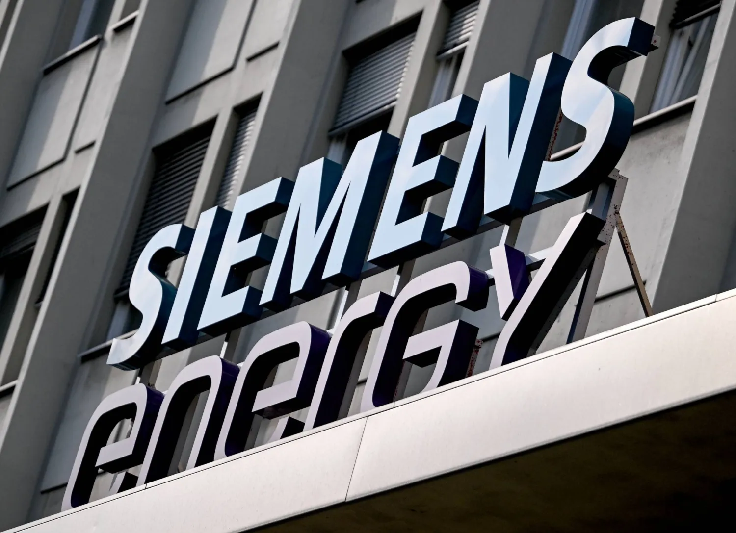 FILED - 05 August 2025, Berlin: The "Siemens Energy" logo can be seen in the entrance area of the company. Photo: Britta Pedersen/dpa