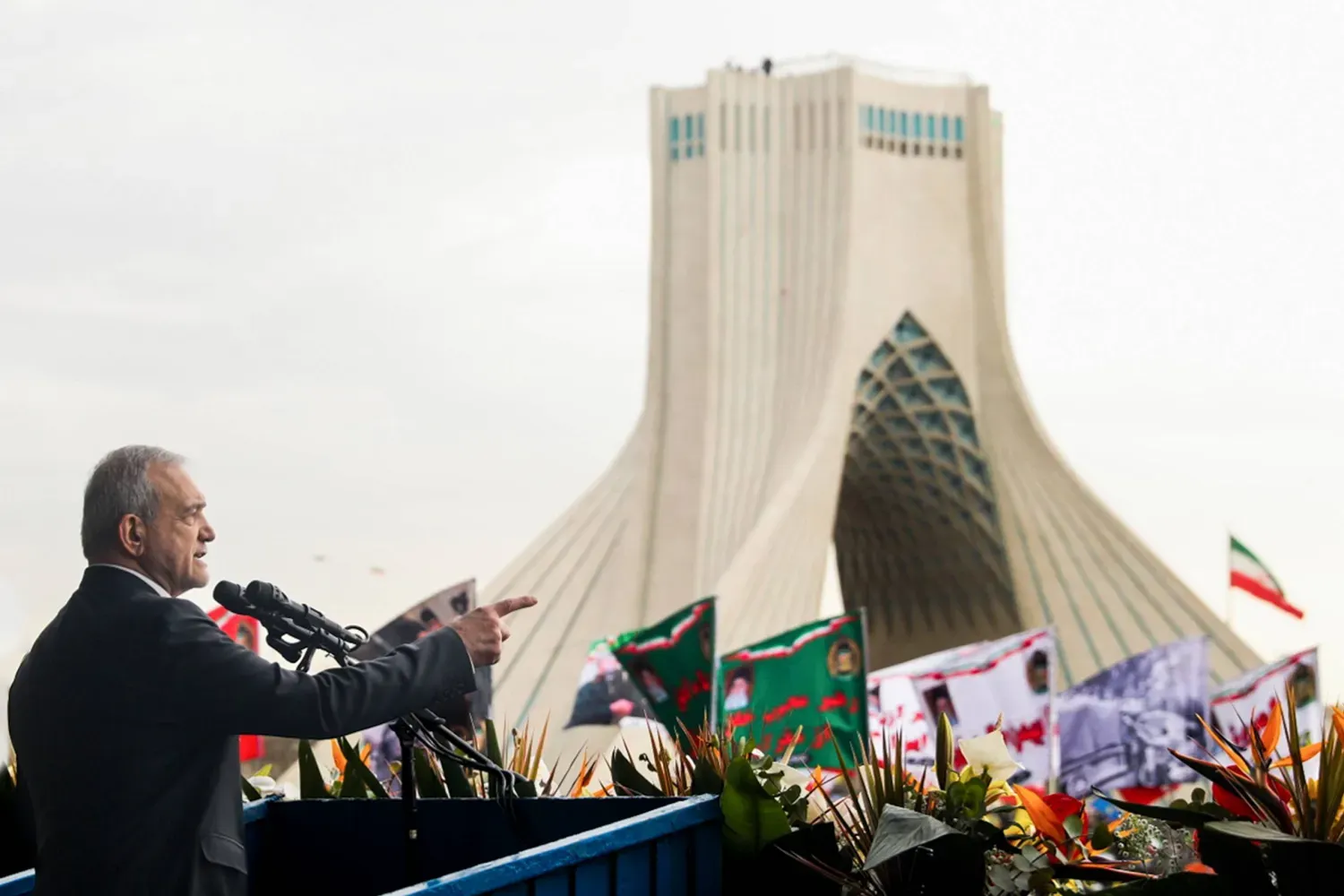 İran Cumhurbaşkanı Mesud Pezeşkiyan, Tahran’ın batısındaki Azadi (Özgürlük) Meydanı’nda devrimin anma töreninde bir konuşma yaptı. (İran Cumhurbaşkanlığı)