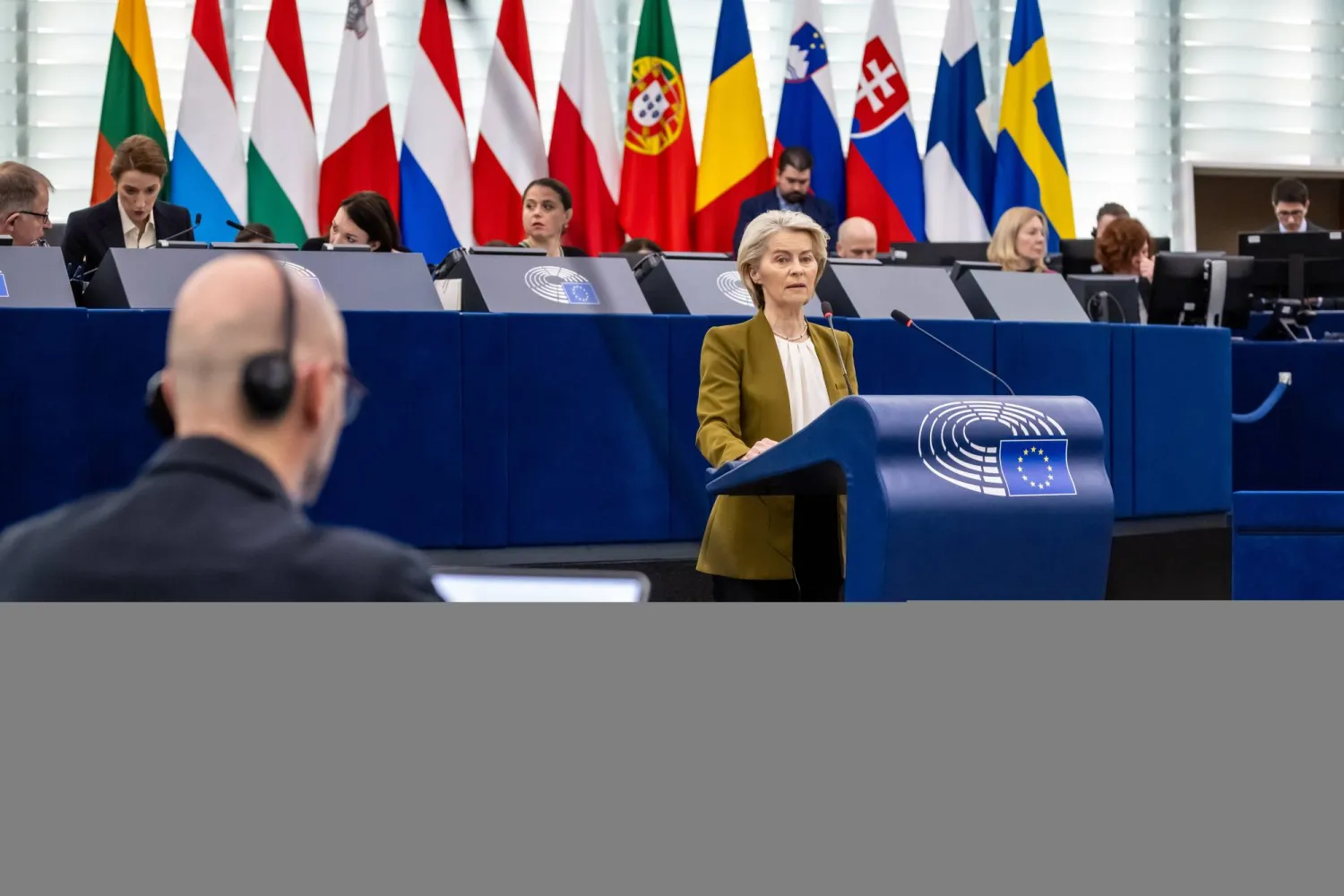 فون دير لاين تتحدث خلال مناقشة حول الإجراءات العاجلة لإنعاش القدرة التنافسية للاتحاد الأوروبي (إ.ب.أ)