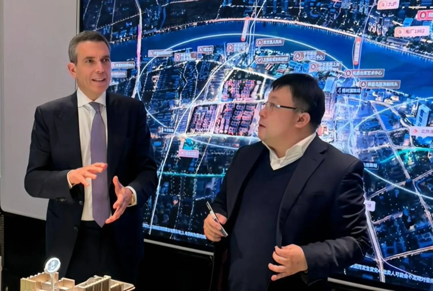 الرئيس التنفيذي لـ«دار غلوبال» زياد الشعار أثناء الزيارة (الشركة)