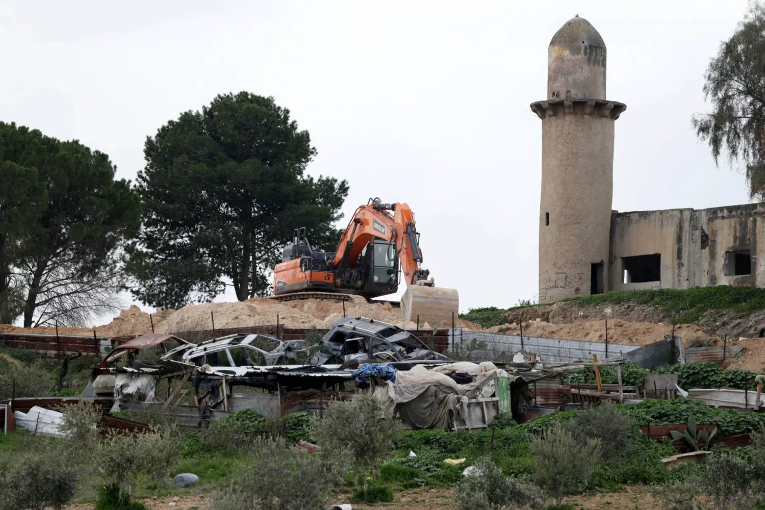 جرافة إسرائيلية تجهز طريقاً في مستوطنة صانور بالقرب من مدينة جنين بالضفة الغربية يوم 10 فبراير 2026 (إ.ب.أ)