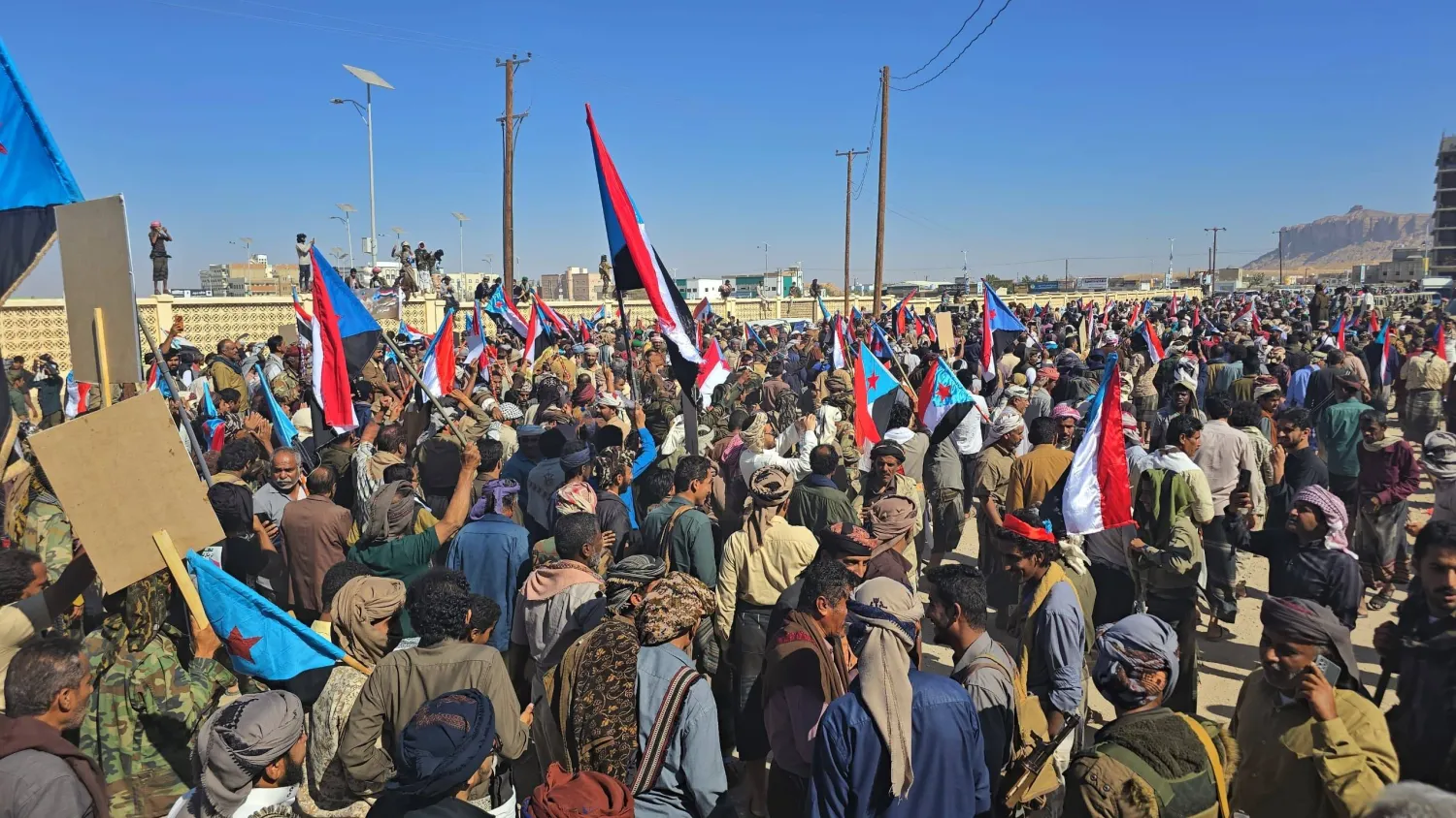 تجمع في مدينة عتق لأنصار «الانتقالي» رافقه مهاجمة مبنى محافظة شبوة (إكس)