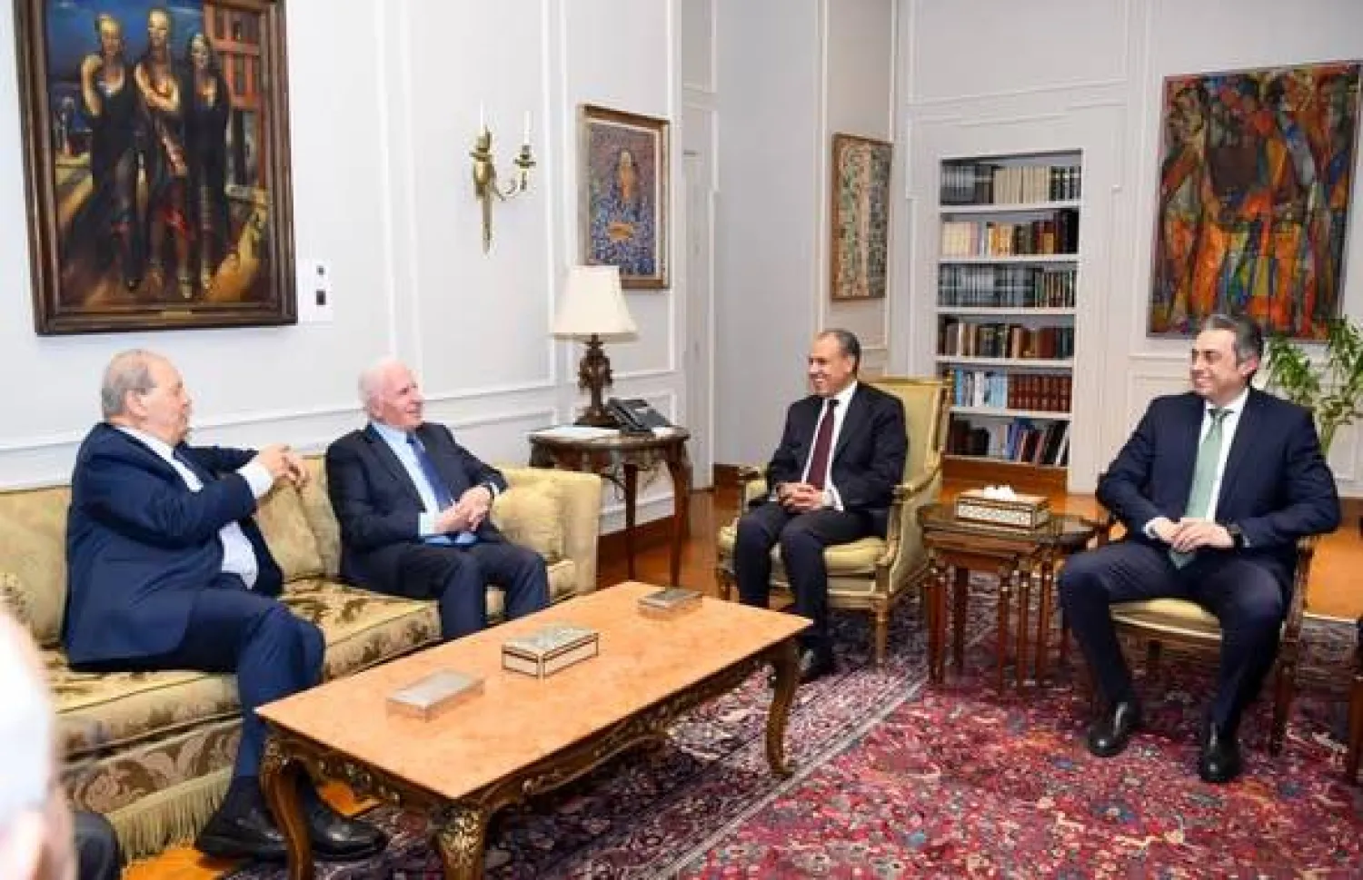 وزير الخارجية المصري خلال لقاء رئيس المجلس الوطني الفلسطيني وأمين سر منظمة التحرير الفلسطينية الثلاثاء (الخارجية المصرية)