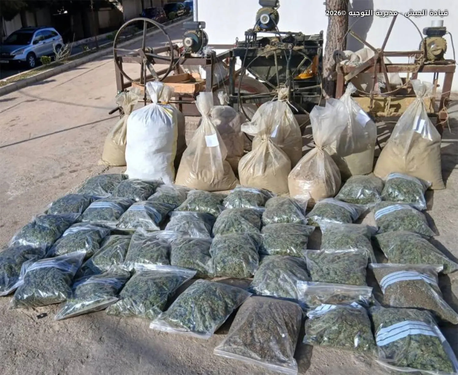 آلات ومضبوطات من المخدرات صادرها الجيش اللبناني خلال مداهمة في بلدة بوداي في بعلبك (مديرية التوجيه)