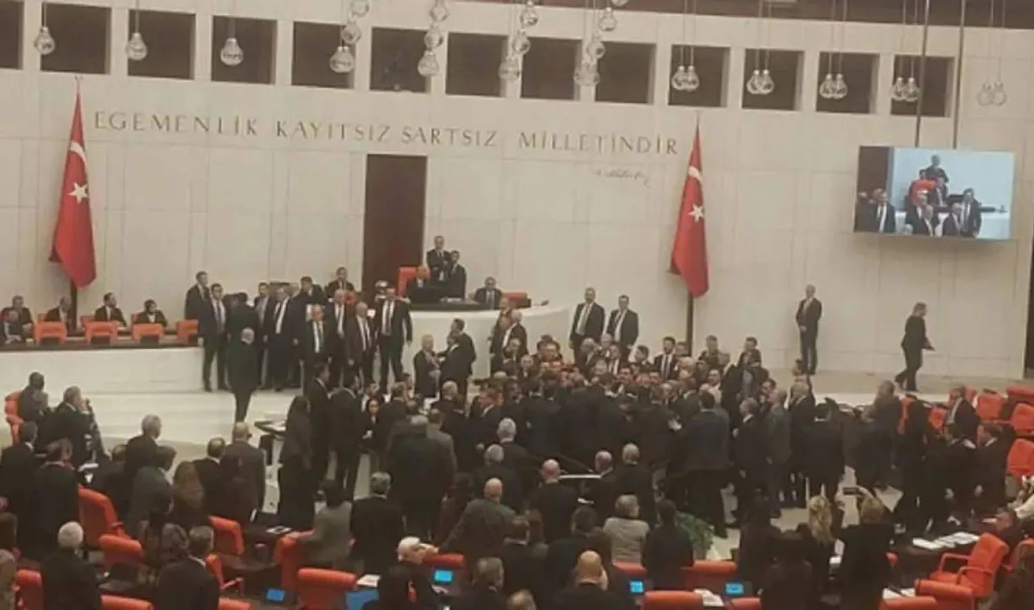 اشتباك بالأيدي بين نواب الحكومة والمعارضة في البرلمان التركي خلال أداء وزيرين جديدين اليمين الدستورية (من البث المباشر للجلسة)