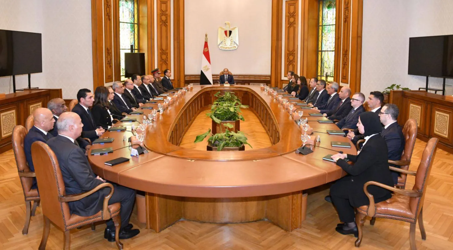 الرئيس عبد الفتاح السيسي مجتمعاً الأربعاء بالوزراء الذين أدوا اليمين الدستورية (الرئاسة المصرية)