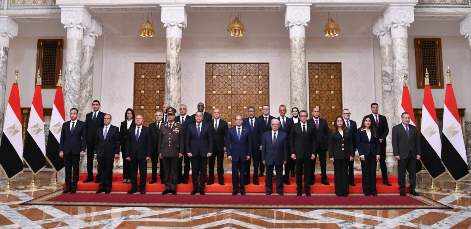 الرئيس المصري مع الوزراء الذين أدوا اليمين الدستورية الأربعاء بحضور رئيس الوزراء مصطفى مدبولي (الرئاسة المصرية)