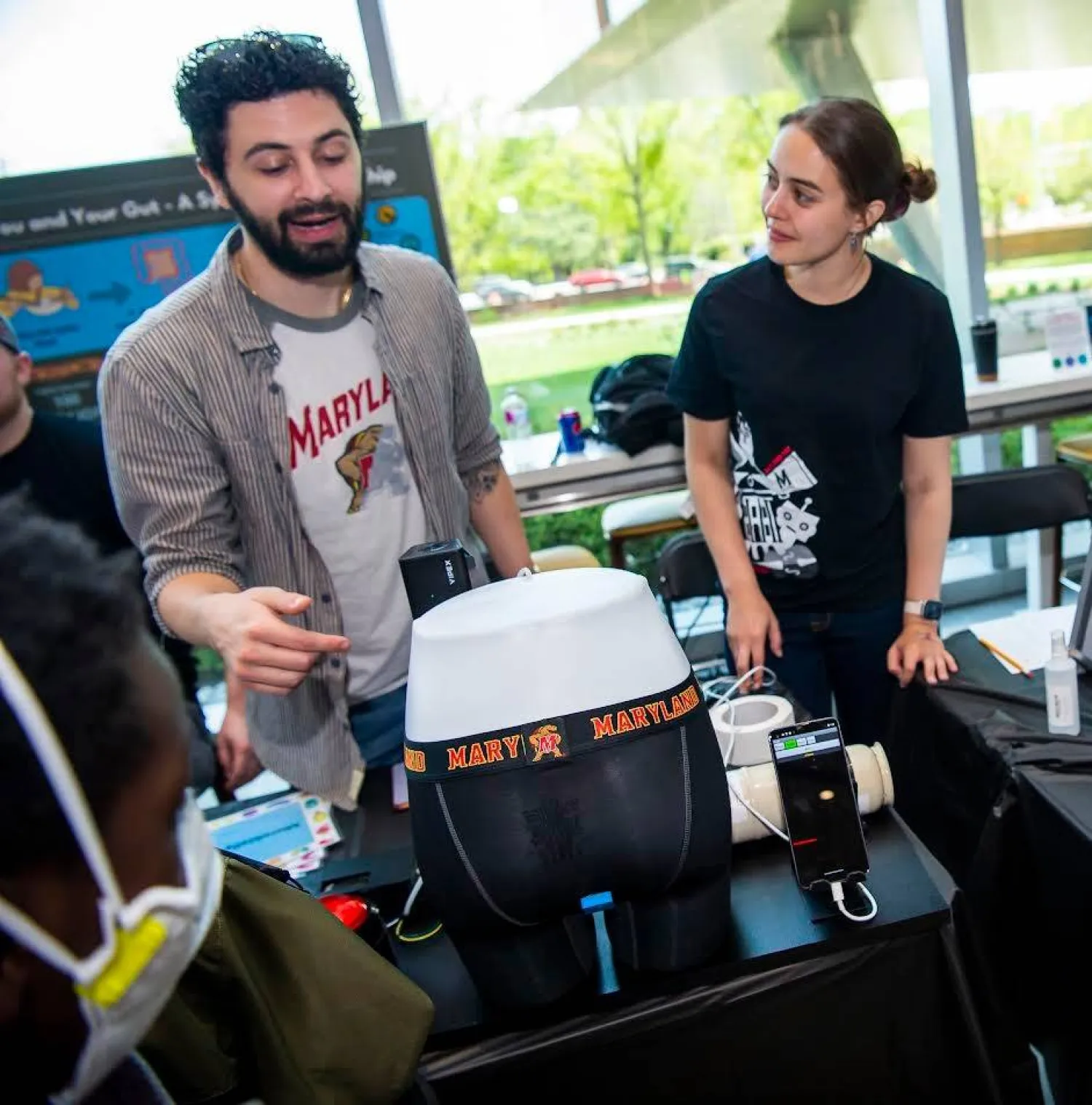 فريق هول يستعرض مميزات نموذج الملابس الذكية (جامعة ميريلاند)