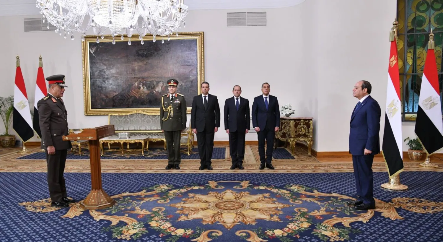 الفريق أشرف زاهر أثناء أدائه اليمين الدستورية أمام الرئيس عبد الفتاح السيسي الأربعاء (الرئاسة المصرية) 