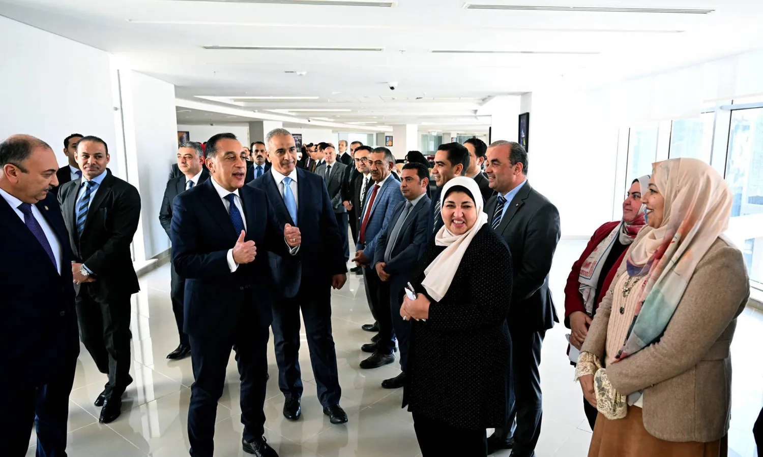 رئيس الوزراء المصري مصطفى مدبولي خلال لقاء مع موظفين الأربعاء (مجلس الوزراء)