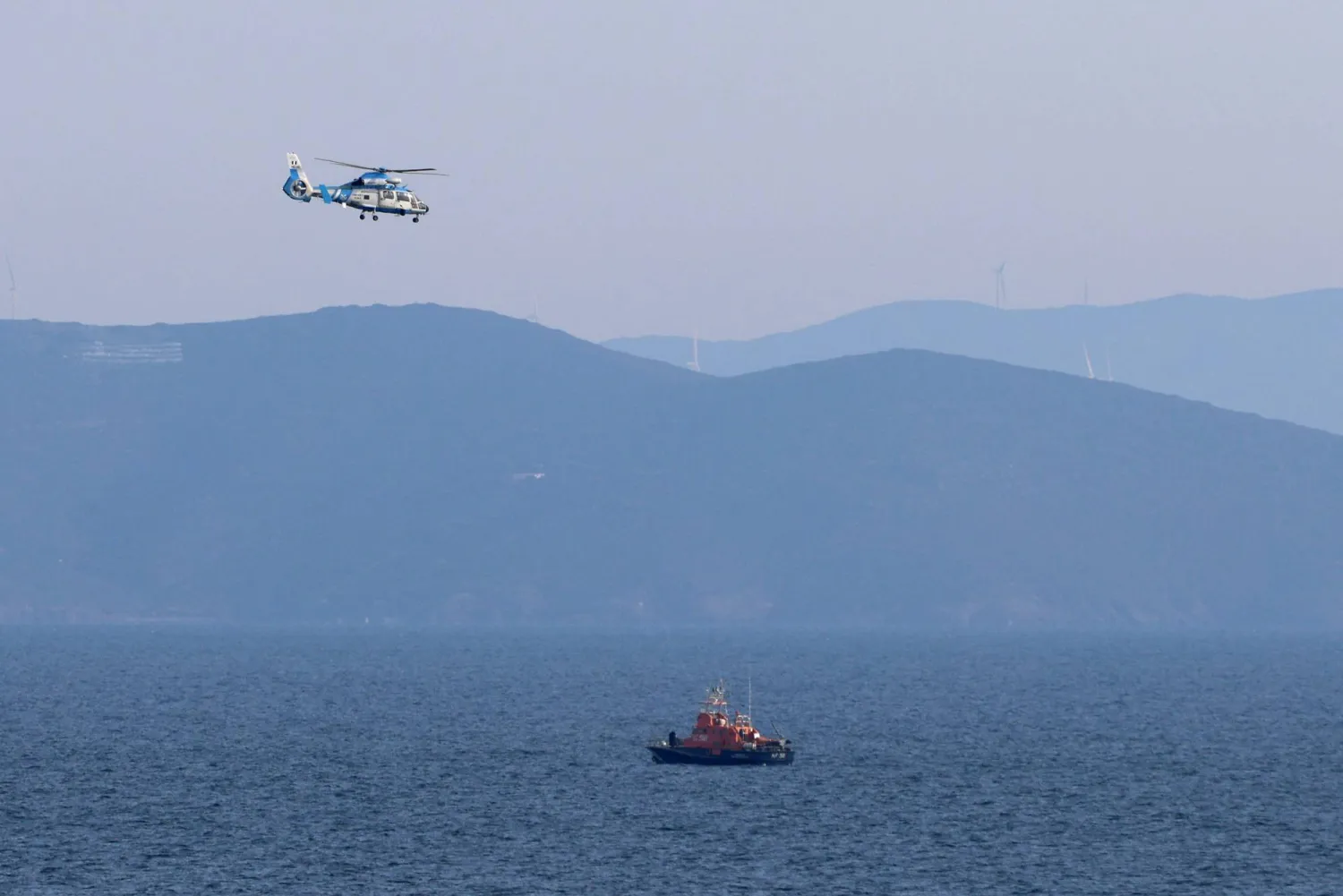 خفر السواحل اليوناني ينفّذ عملية بحث وإنقاذ عقب اصطدام قارب مهاجرين بآخر لخفر سواحل قبالة جزيرة خيوس اليونانية في بحر إيجه يوم 4 فبراير 2026 (رويترز)