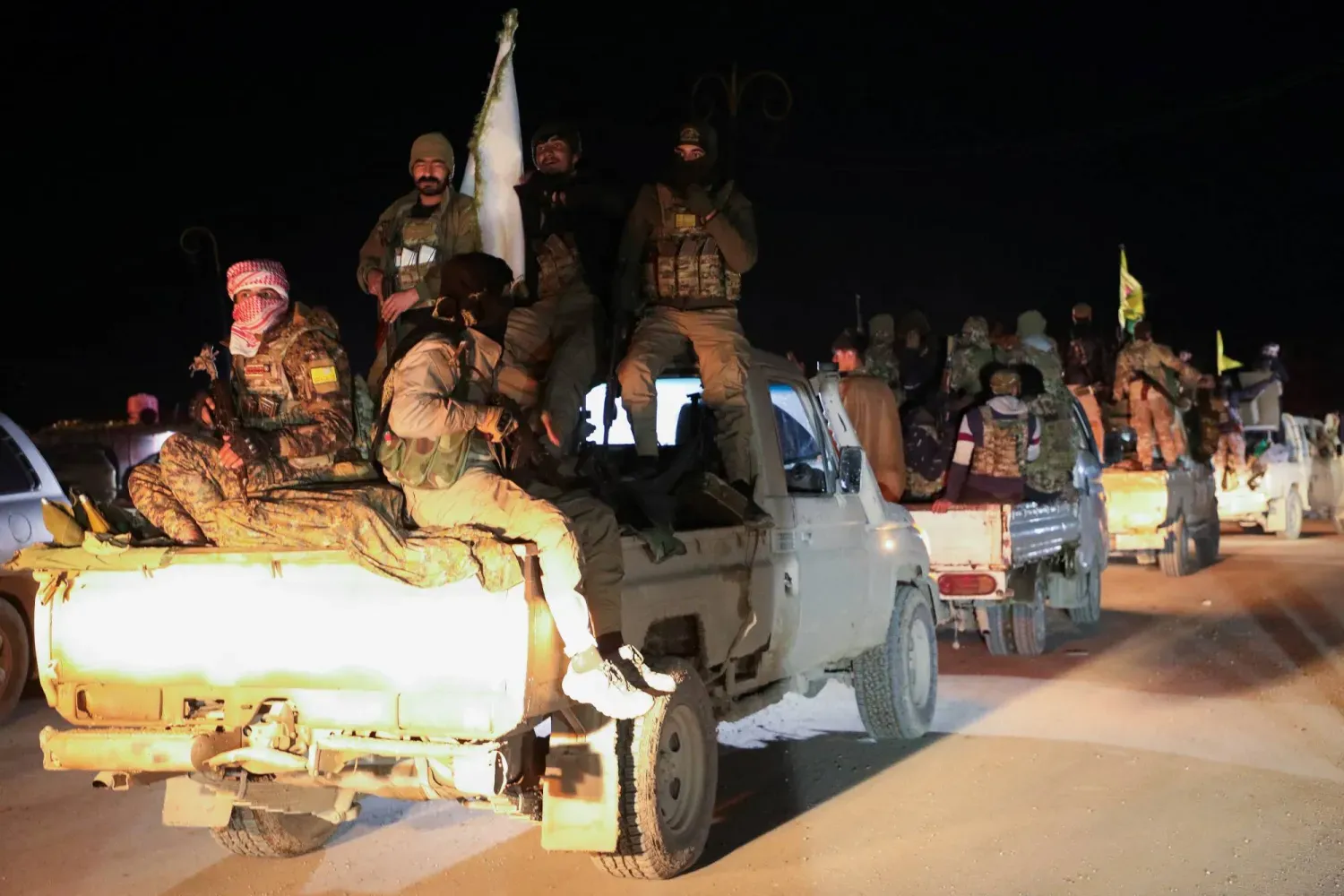 Bir grup SDG’li, Haseke'deki cepheden çekilirken (Reuters)