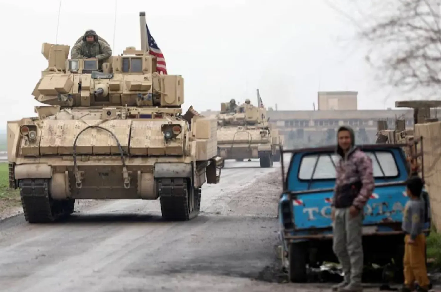 Suriye'nin Kamışlı şehrinde gezen ABD ordusu devriyesi (arşiv - Reuters)
