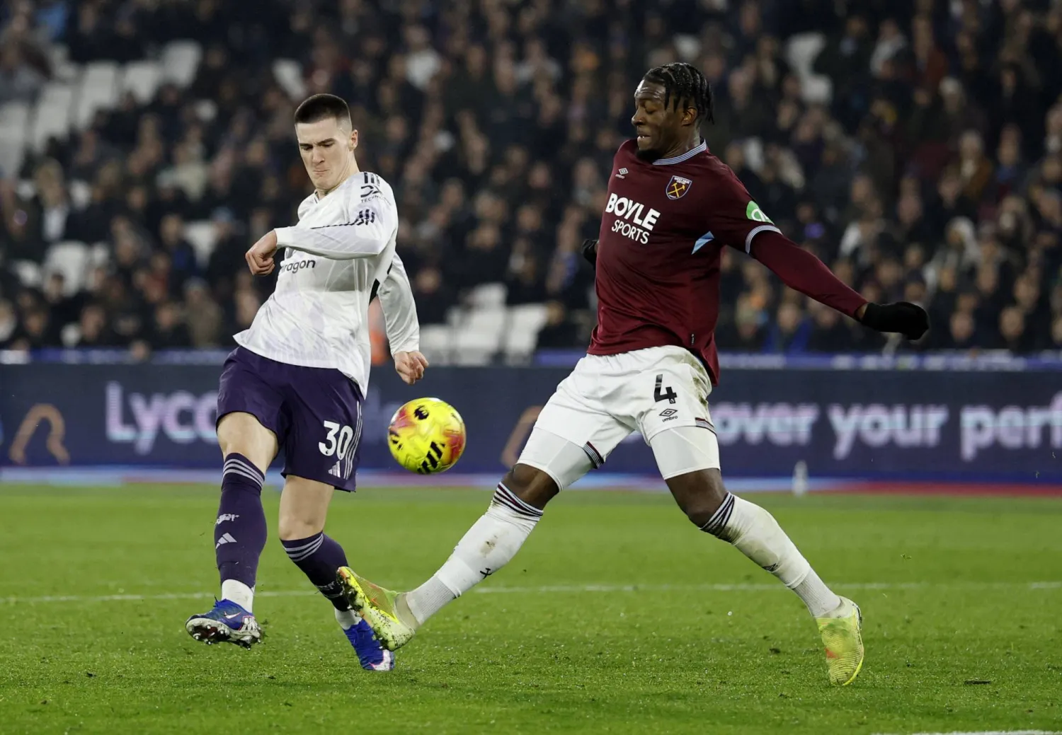 سيسكو (يسار) يسجل الهدف الذي أنقذ يونايتد من السقوط أمام وست هام (رويترز)