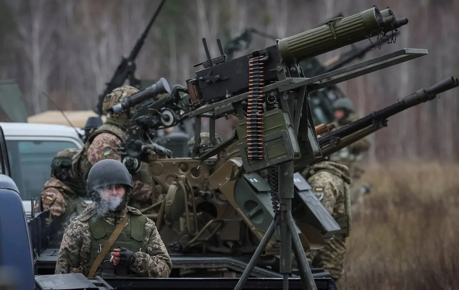 جنود أوكرانيون يشاركون في تدريبات للدفاع الجوي وسط الهجوم الروسي على بلادهم في منطقة تشيرنيهيف بأوكرانيا 11 نوفمبر 2023 (رويترز)
