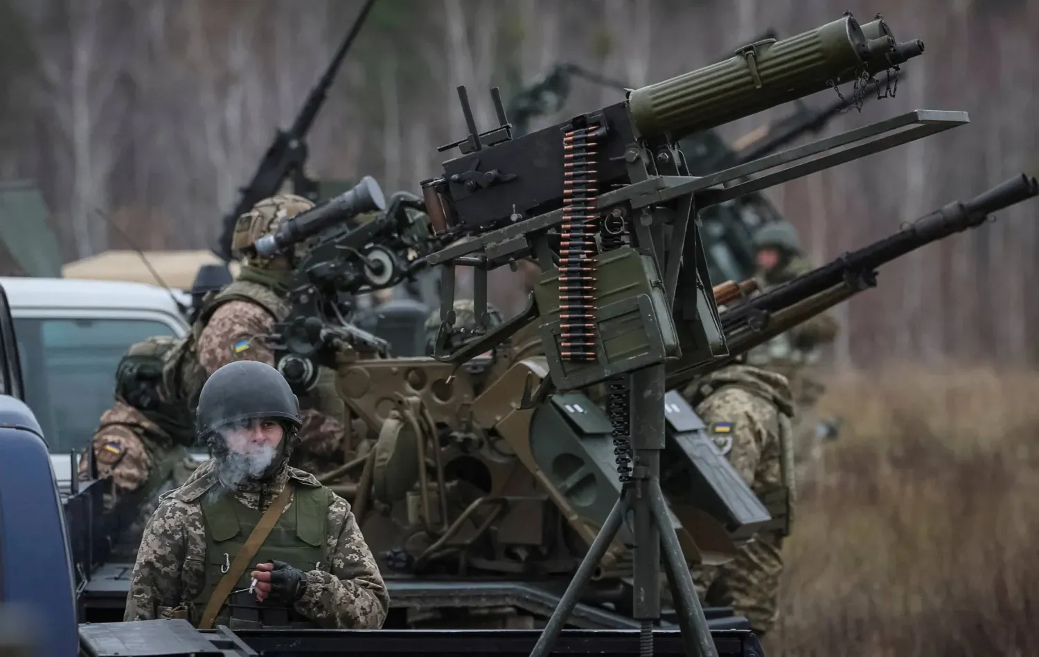 Ukraynalı askerler, Rusya'nın ülkelerine yönelik saldırıları sürerken, 11 Kasım 2023 tarihinde Ukrayna'nın Çernihiv bölgesinde hava savunma tatbikatlarına katılıyorlar (Reuters)
