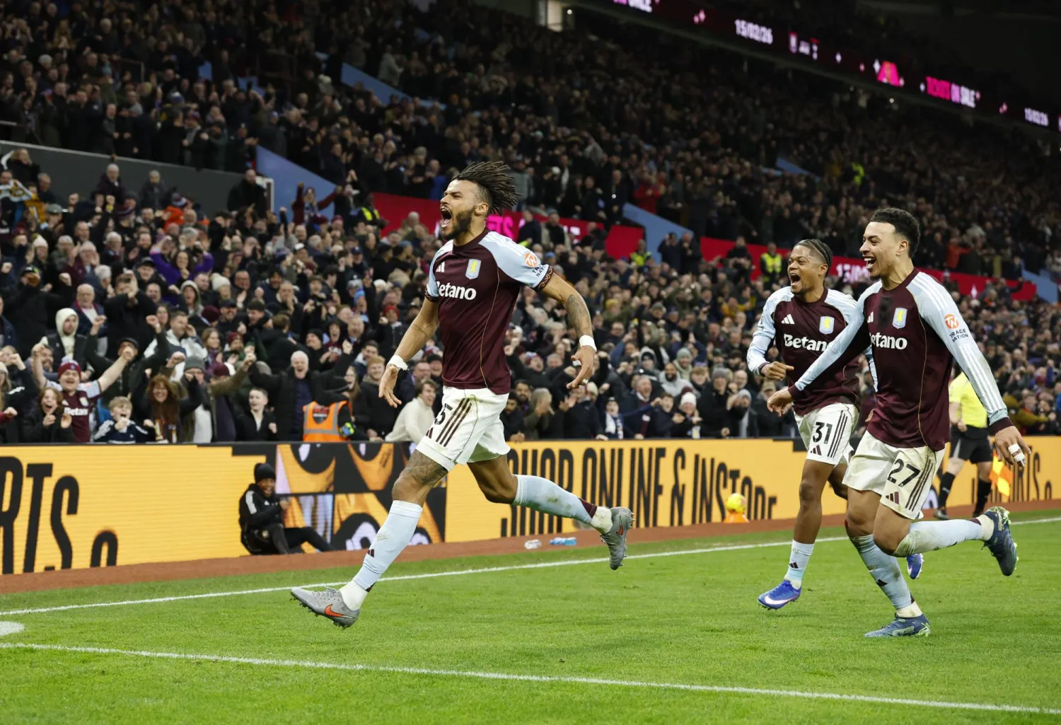 تايرون مينغز لاعب أستون فيلا يحتفل بتسجيل الهدف الأول لفريقه أمام برايتون (د.ب.أ).