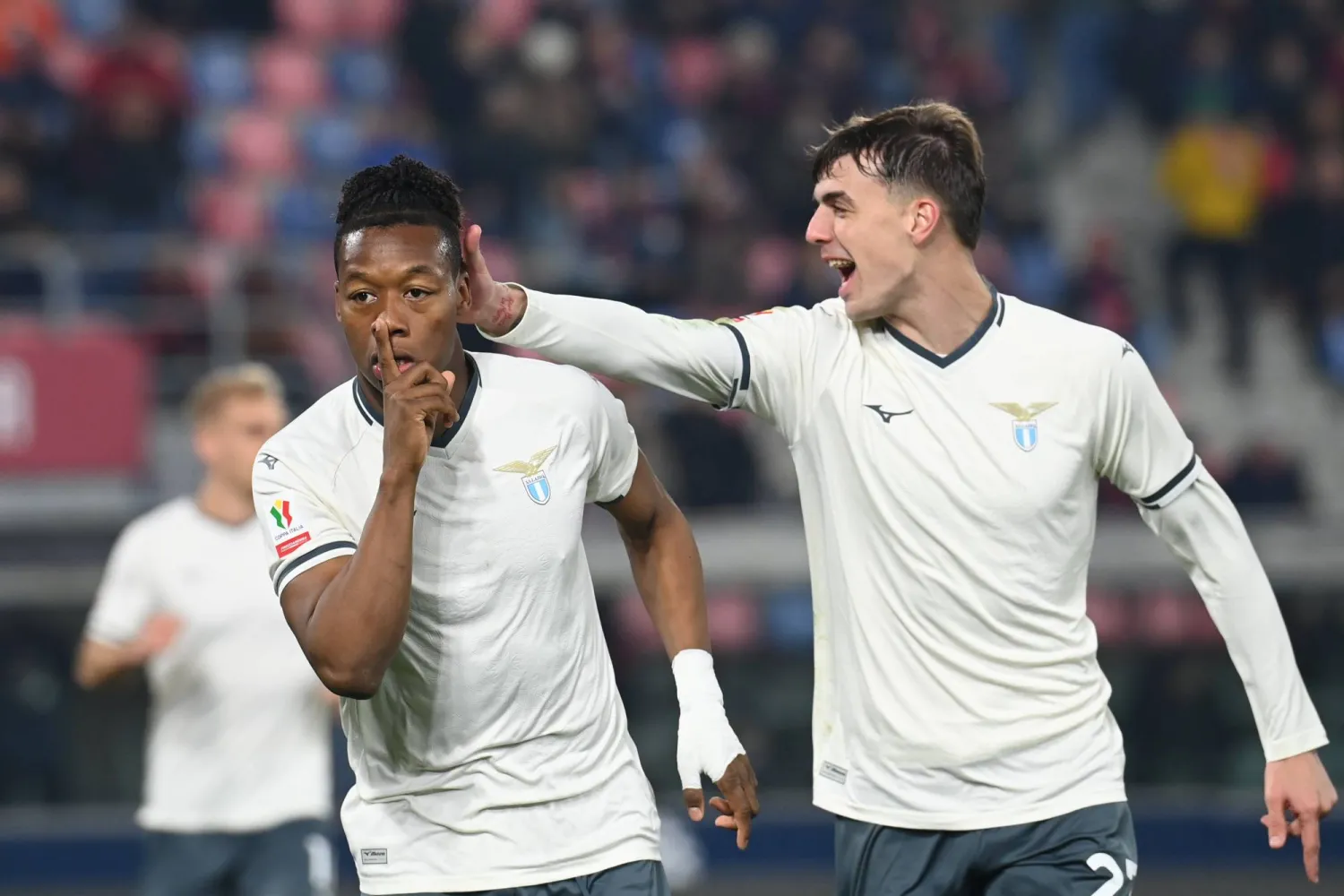 يخاني نوسلين لاعب لاتسيو يحتفل مع زميله دانيال مالديني بعد تسجيل هدف فريقه خلال مواجهة بولونيا (د.ب.أ).