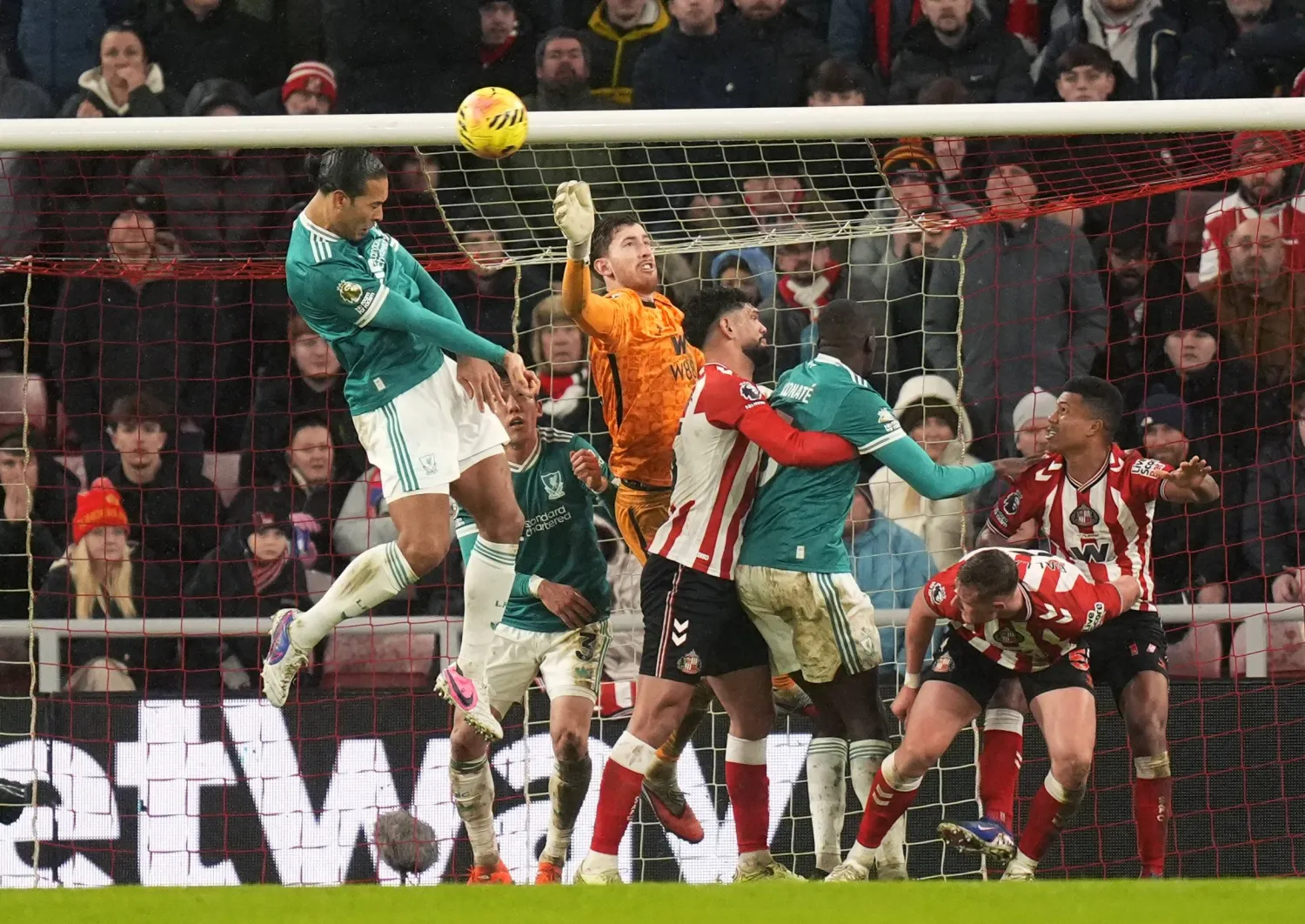 الهولندي فيرجيل فان دايك، مدافع ليفربول، يسجل هدف فريقه الوحيد خلال مواجهة سندرلاند (د.ب.أ).