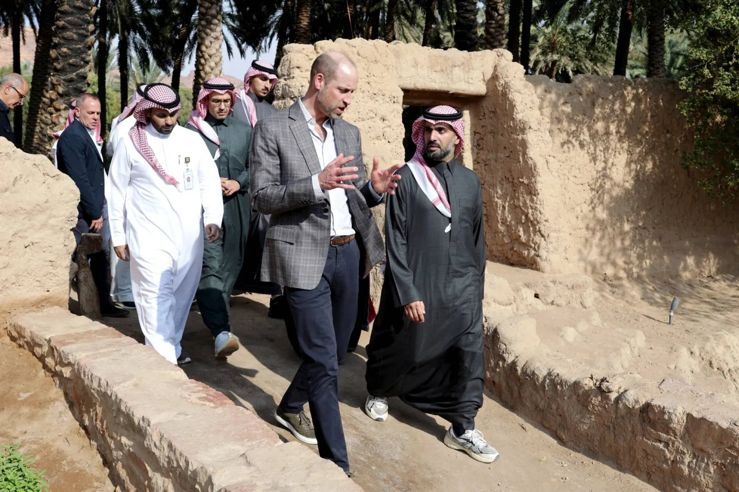 ولي العهد البريطاني ووزير الثقافة السعودي في العلا أمس (رويترز)
