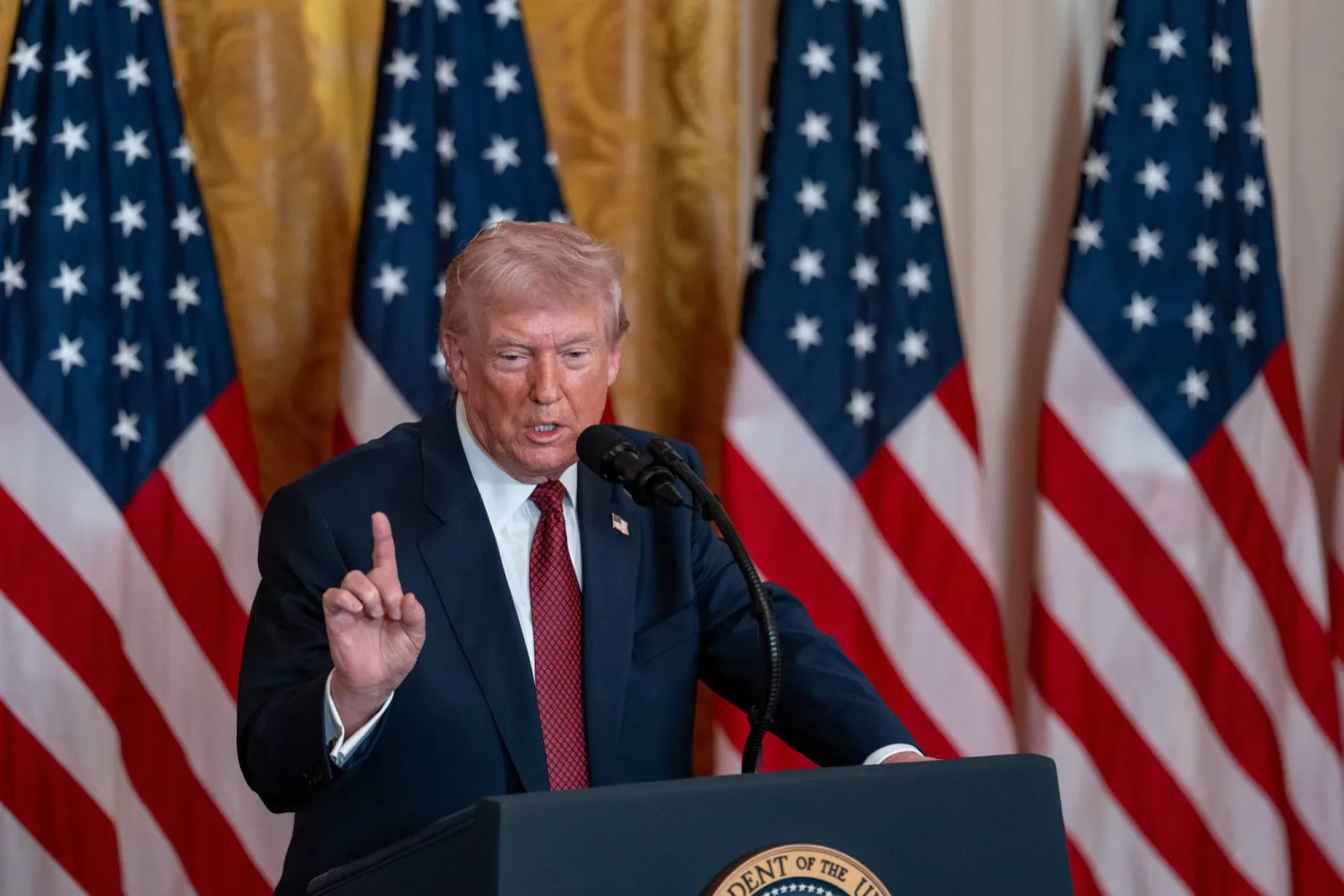 ترمب خلال تسلمه جائزة «بطل الفحم»... حيث وقع أمراً تنفيذياً لشراء الجيش الكهرباء من محطات الفحم (د.ب.أ)