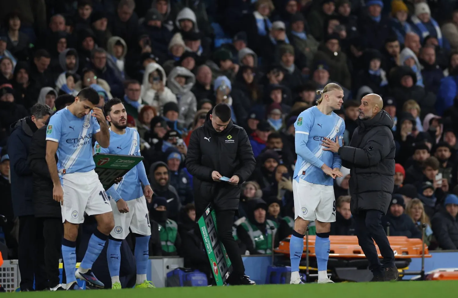 بيب غوارديولا يتحدث مع هالاند (رويترز)