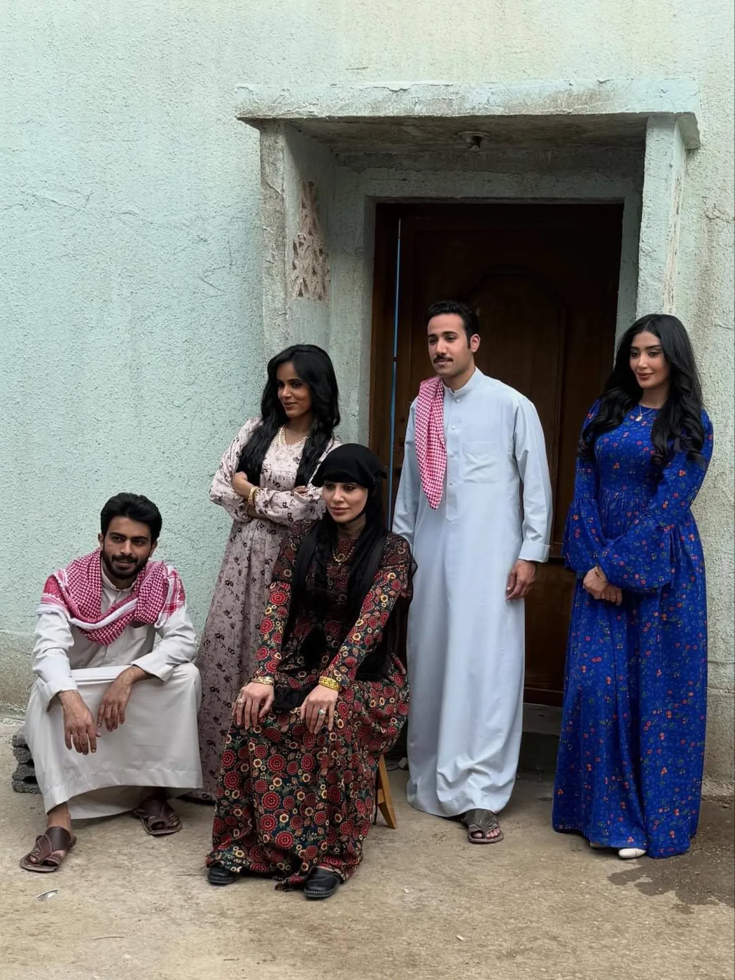 ‎⁨الممثلة إلهام علي تتوسط نجوم الموسم الجديد من مسلسل «شارع الأعشى» (حساب الفنانة في منصة إكس)⁩