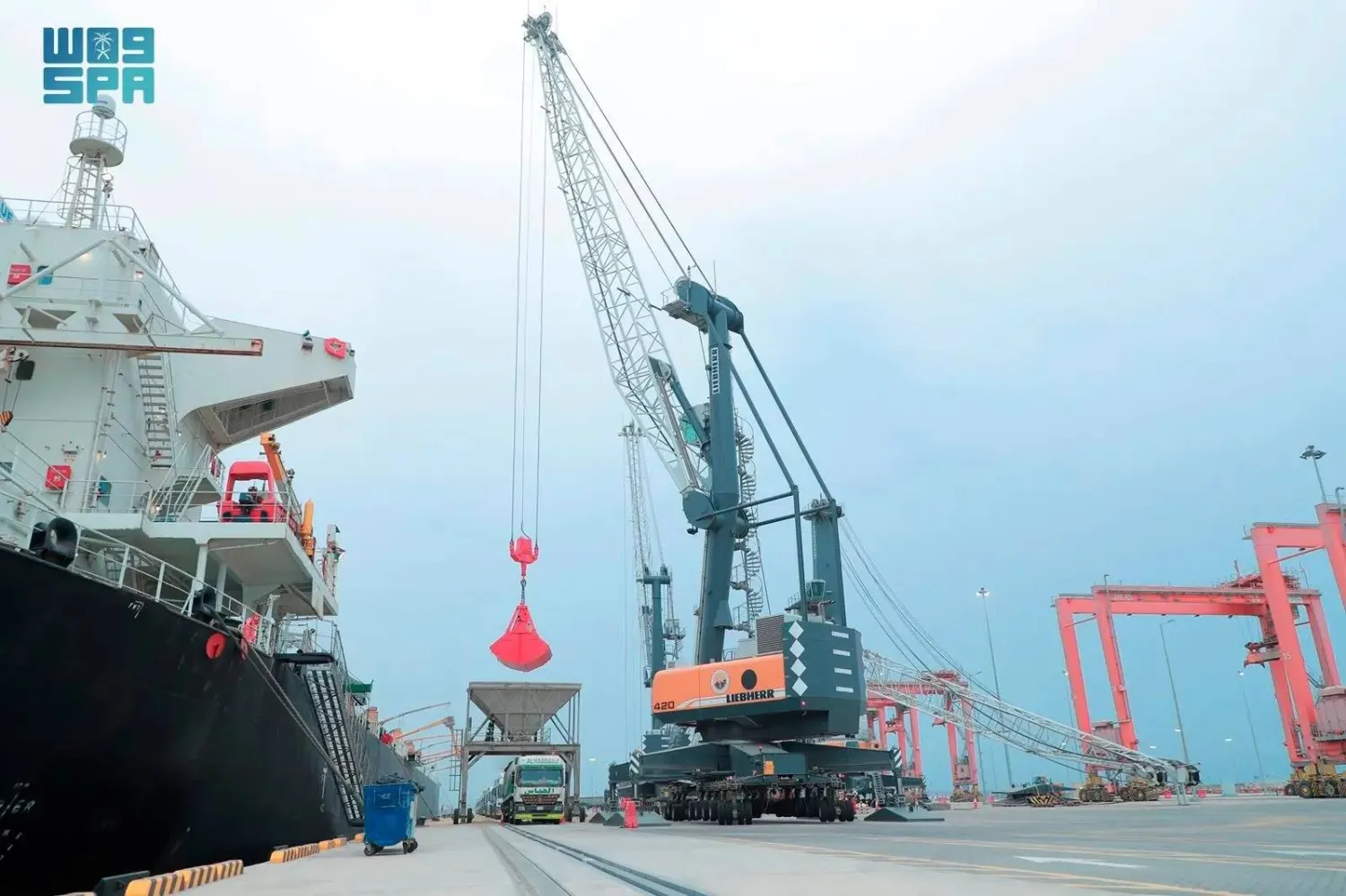 تجهيز سفينة الشحن المحملة بمادة «الكلنكر» عبر ميناء مدينة جازان للصناعات الأساسية والتحويلية إلى مصر (واس)