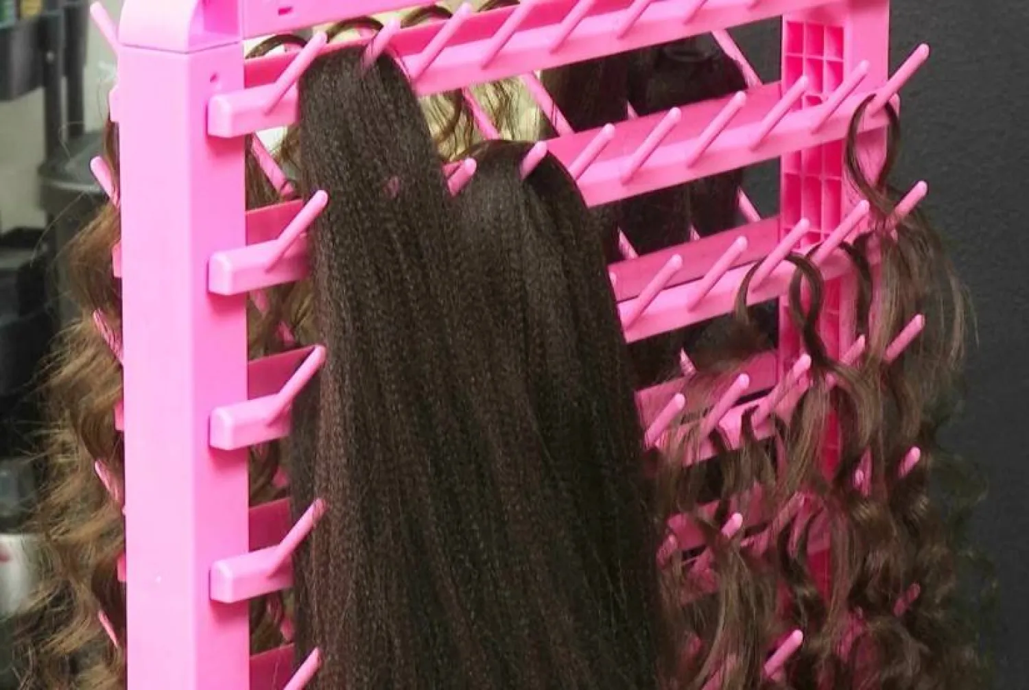 وصلات الشعر الشائعة الاستخدام قد تصيب النساء بأمراض خطيرة (أ.ب)