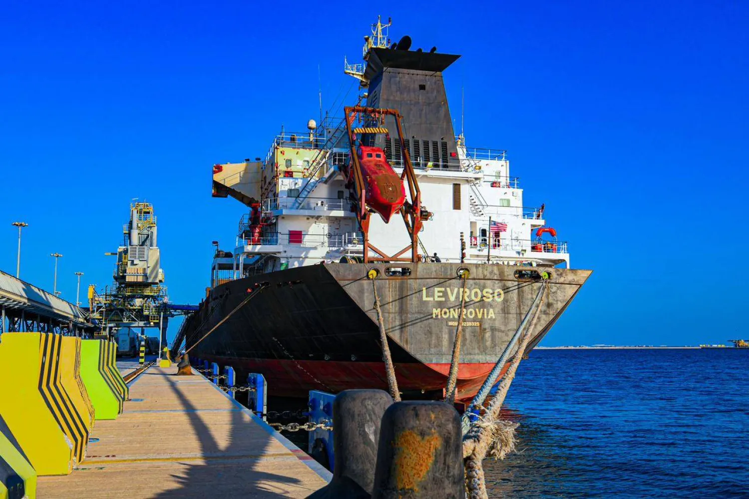 سفينة في أحد الموانئ السعودية (الشرق الأوسط)