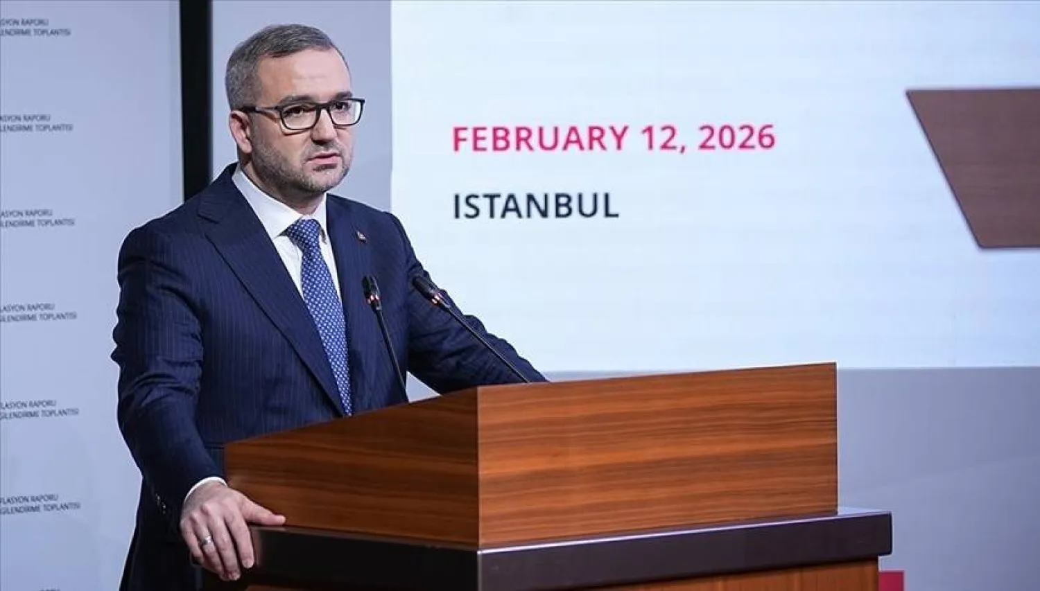 رئيس البنك المركزي التركي فاتح كاراهان خلال عرض التقرير الفصلي حول التضخم (موقع البنك المركزي)