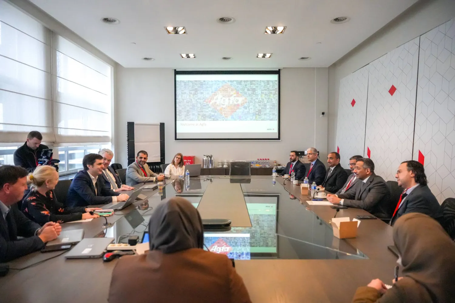 اجتماع وزير الصناعة والثروة المعدنية مع قيادات شركة «Pfizer» البلجيكية (الشرق الأوسط)