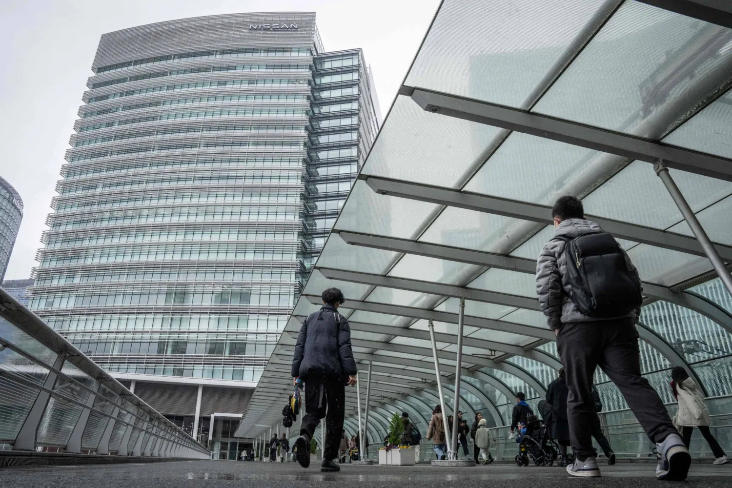 مشاة في أحد الأحياء المالية بمدينة يوكوهاما اليابانية (أ.ف.ب)